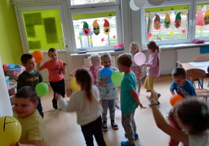 Dzieci tańczą z balonami